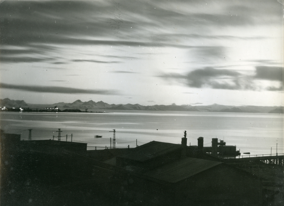 Kjøde-båten D/S Ingerfem ved kaia (Gamlekaia) i Longyearbyen på 50-tallet.