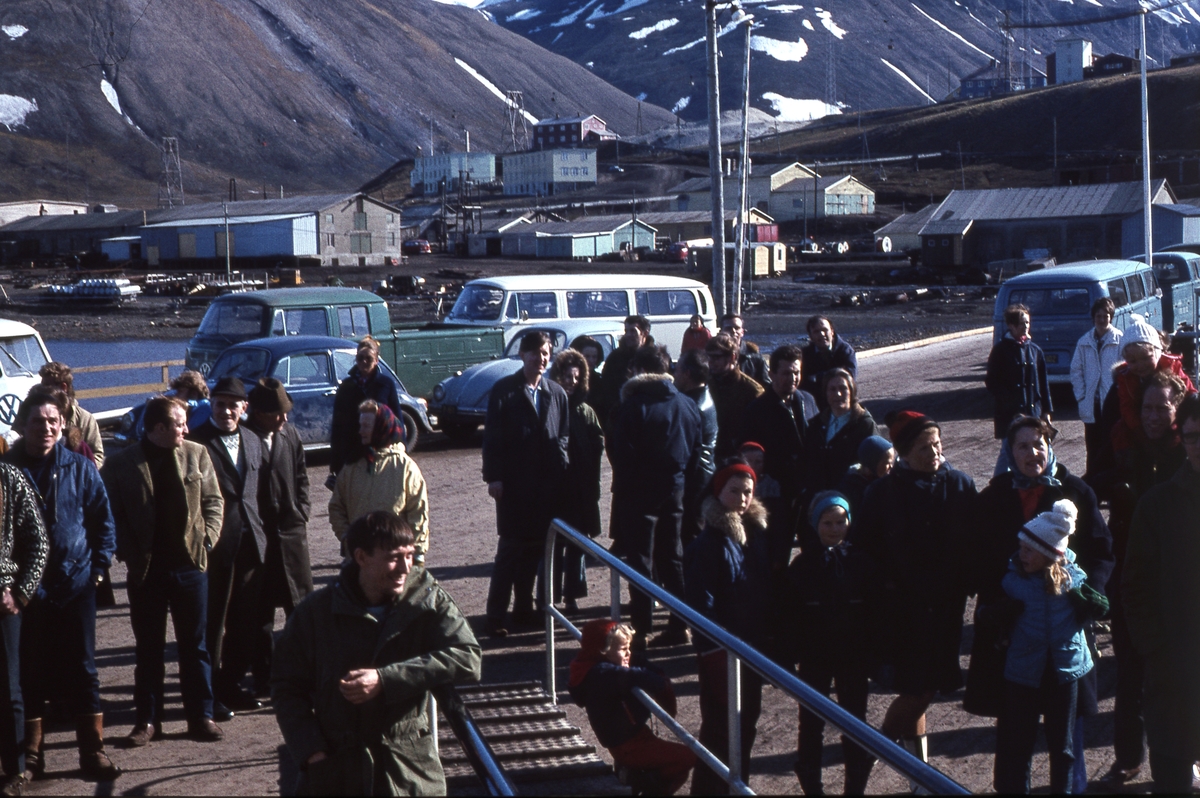 Folk på kaia/Gamlekaia som venter på båt på 60-tallet