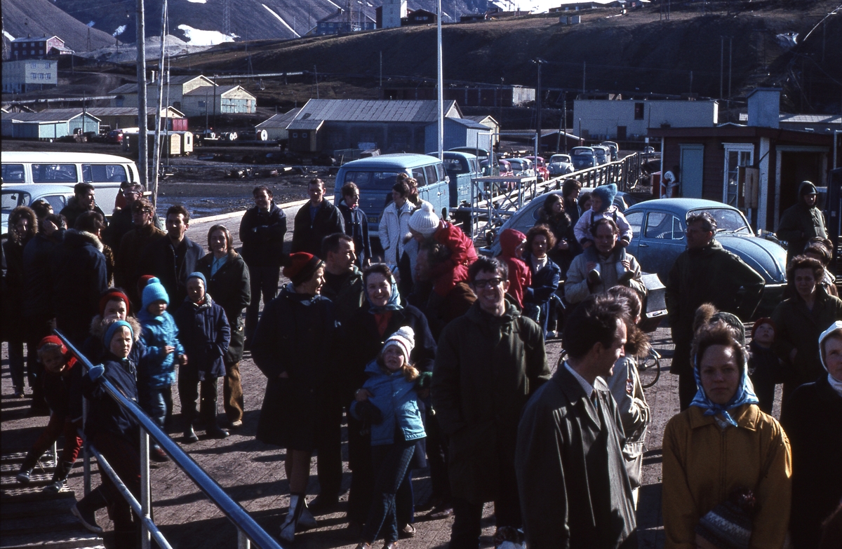 Folk på kaia/Gamlekaia som venter på båt på 60-tallet