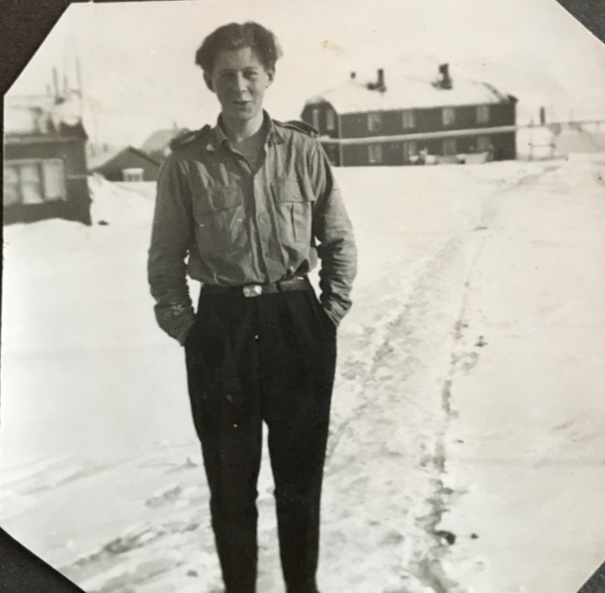 Bilder etter Albert Henry  Føland. På den tiden Albert Henry Hansen opprinnelig fra Søreisa i Troms. Flyttet så til sørlandet og bodde resten av sitt liv i Arendal. Født 12.01.1933, døde i 2013. Han arbeidet en tid i gruvene og det siste/siste årene på kraftstasjonen.