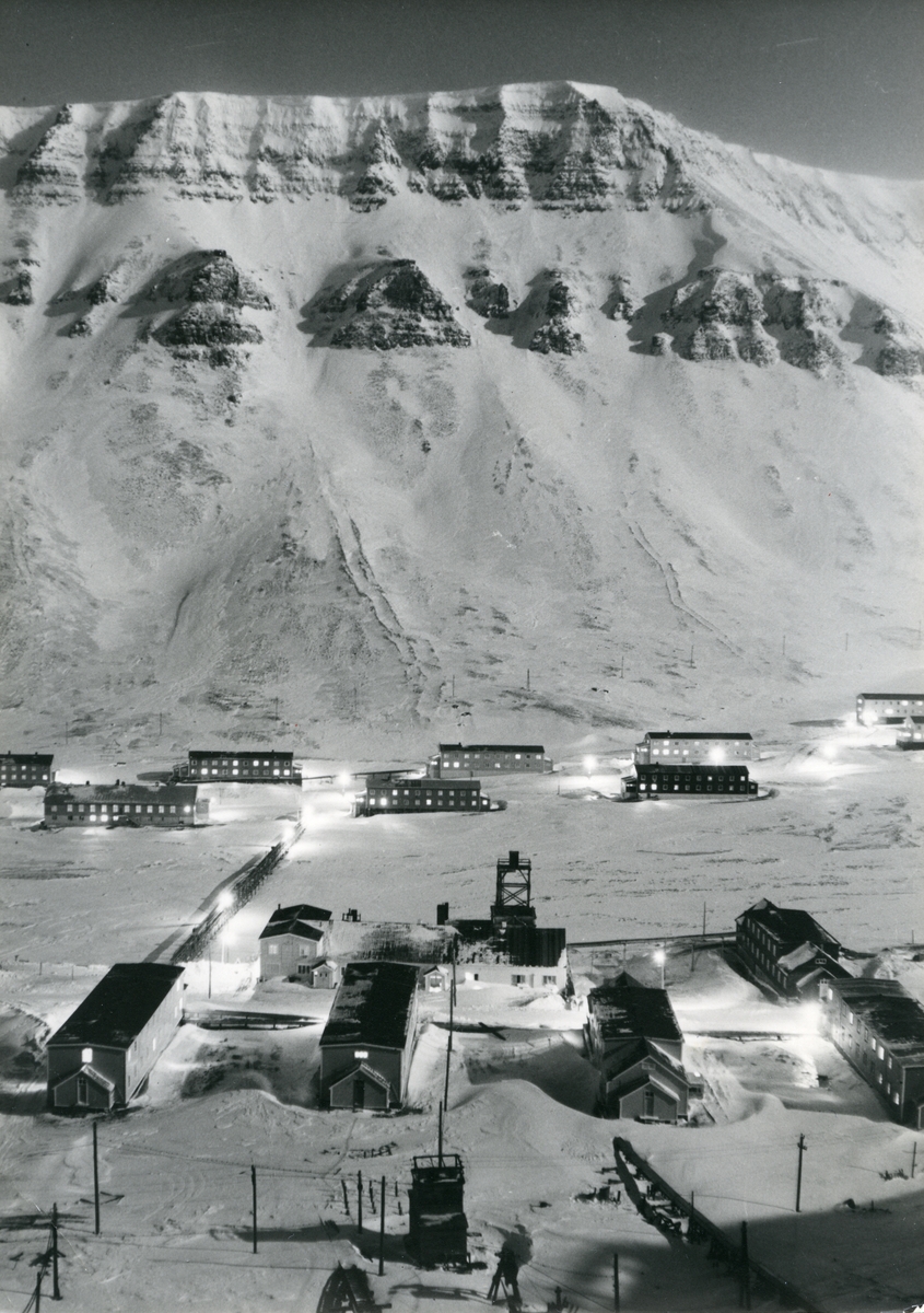 Sverdrupbyen i forgrunnen, Nybyen bak. 50-tallet