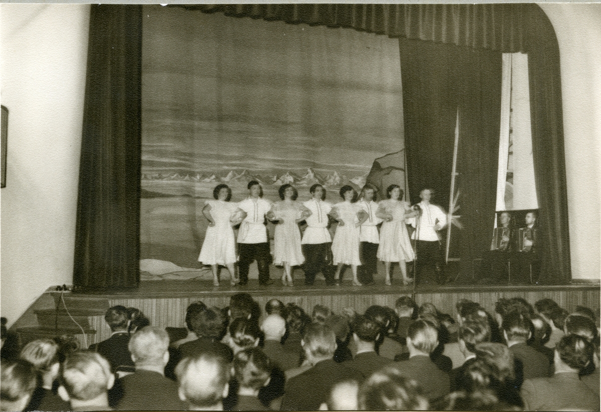 Russerne på besøk i Longyearbyen i forbindelse med en forestilling på Huset i mai 1956 (?)