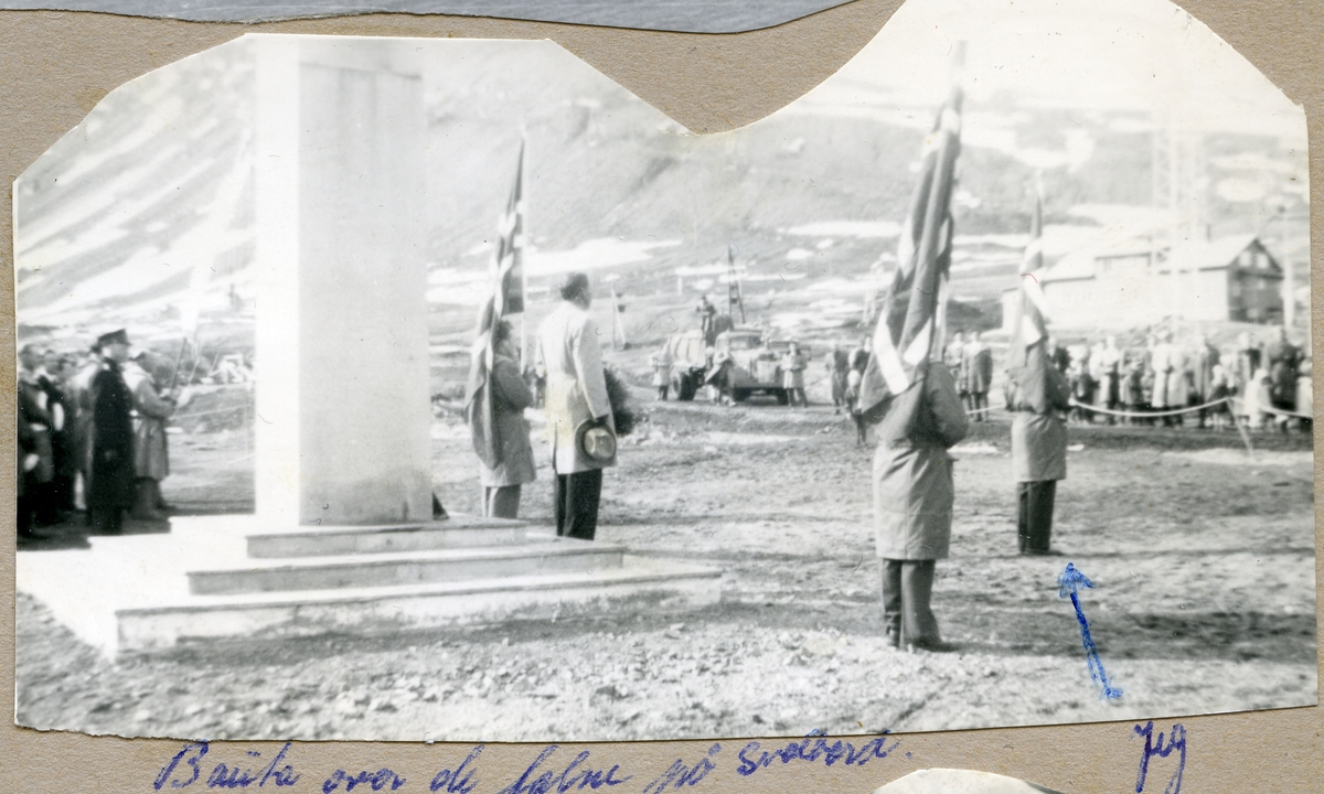 Kransenedlegging ved bautaen på Skjæringa 17.mai 1957. Bay Skog med flagg