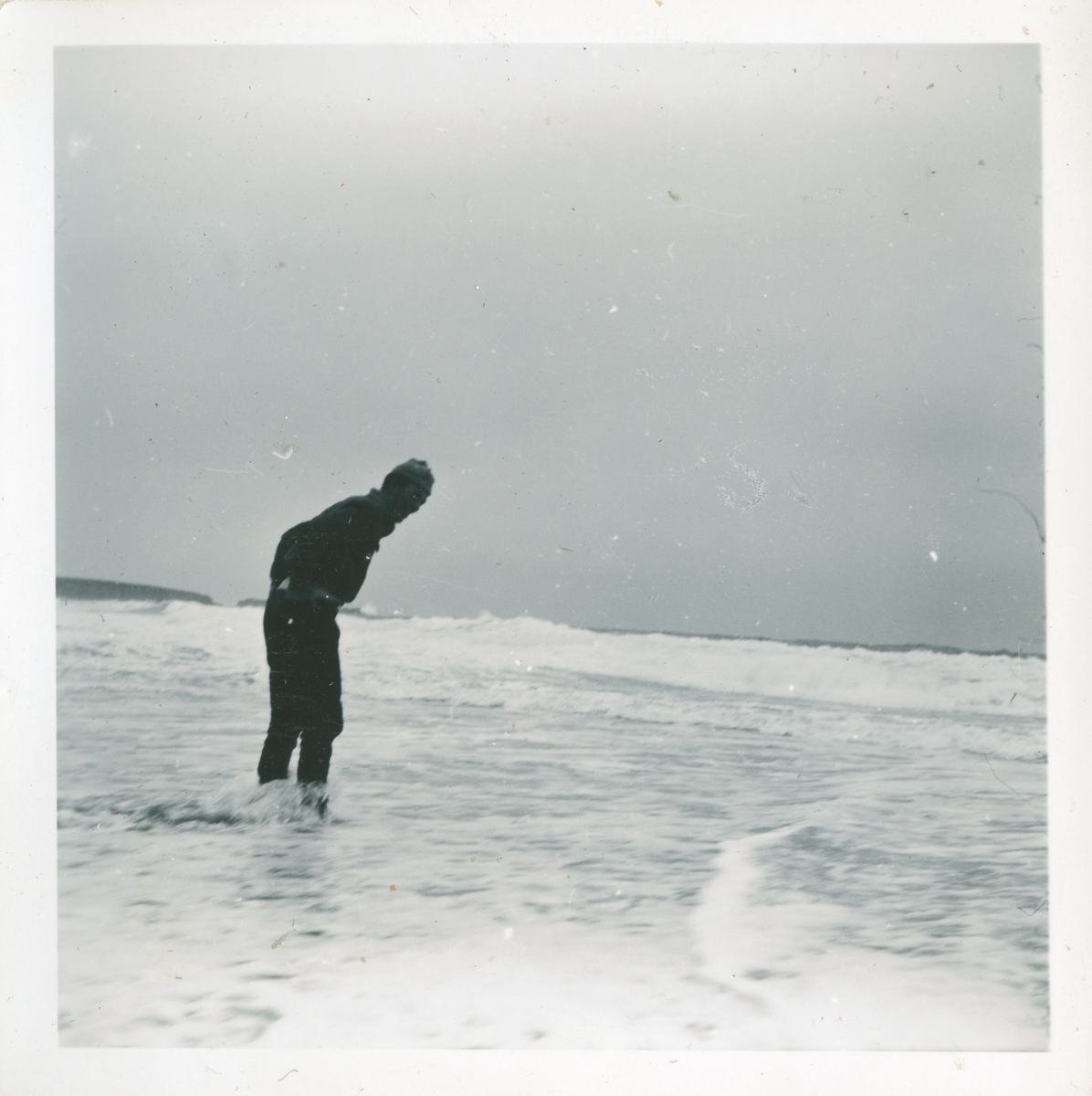 Pedersen på stranden Overvintring på Bjørnøya 1957-58