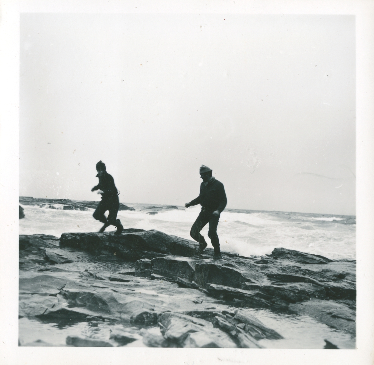 Sørensen og Pedersen på stranden Overvintring på Bjørnøya 1957-58