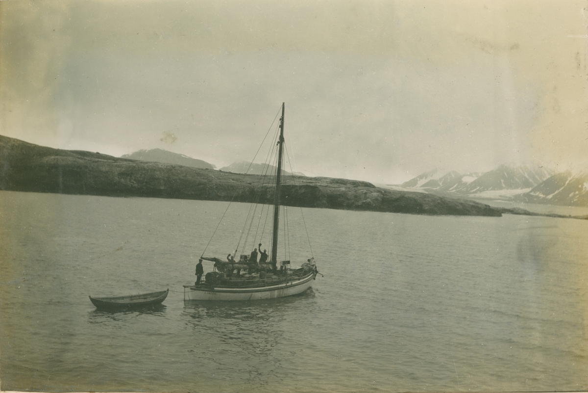 Seilbåt Zoe i Kongsfjorden. Gjenstandsnummer SVB 2101