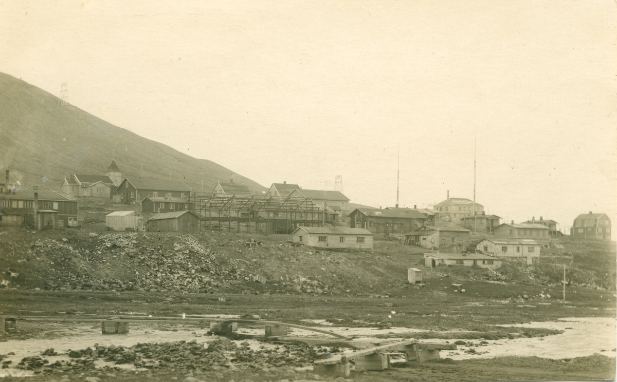 Husene og kirke i Longyearbyen. Postkort. Gjenstandsnummer: SVB 2010:45