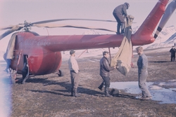 En sovjetisk Mil-4. Det er parkert og de holder på med å tre