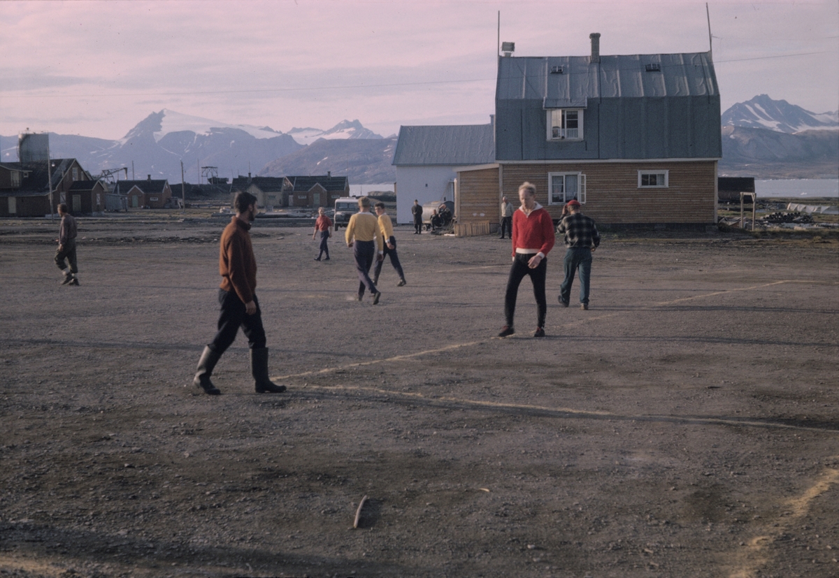 Footballkampen i Ny-Ålesund med Amundsenvillaen i bakgrunn. Birger Pedersens firma arbeidere.