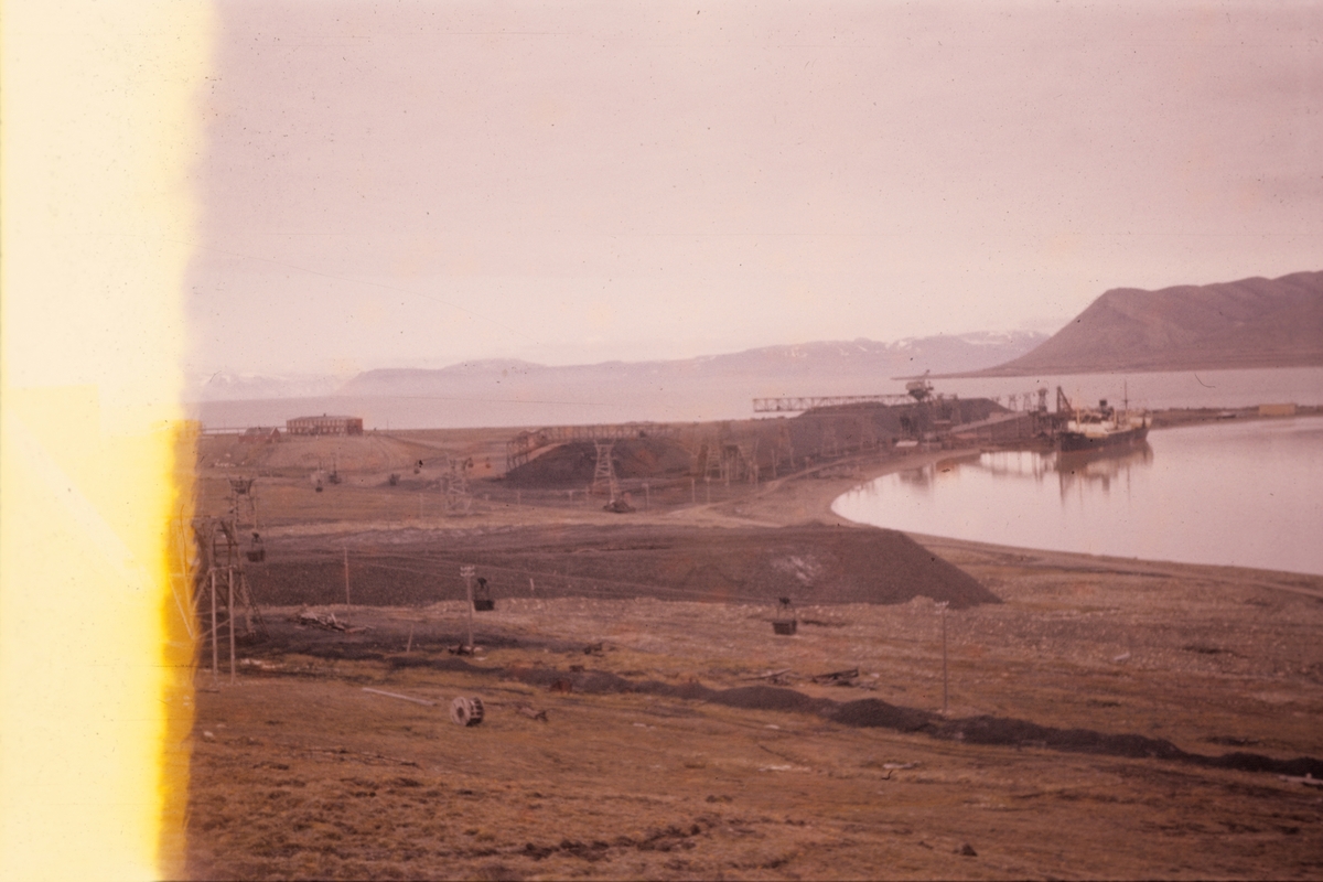 Kaia på Hotellneset. Spisemesse på Hotellnesset. Byggherre: Store Norske, Byggår: 1957, gravearbeid, fundamentering, tømmer-snekker. Arbeidlag: Asbjørn Thorsen, Johannes Moe, Gustav Mørkved, Gunnar Strøm, Lars Fasting, Alf Efskin.