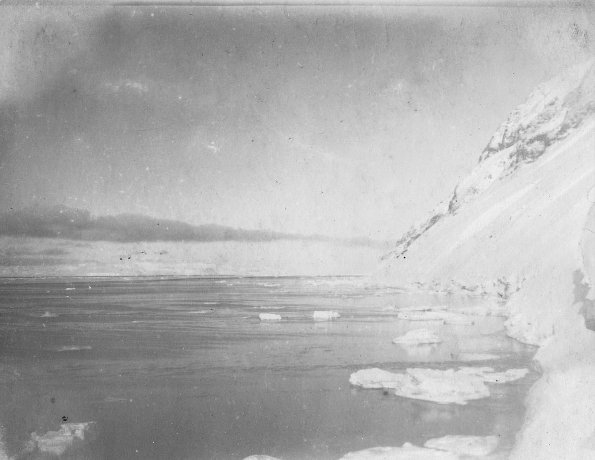 Isfjorden. Bilder etter Albert Edwin Nicholls, født i London 1905, død 1981.Emigrerte til Australia i 1969. Nicholls jobbet som ineniør på Svalbard i 1925-26 for Anglo Russian Grumant Company Ltd (ARG co.Ltd)