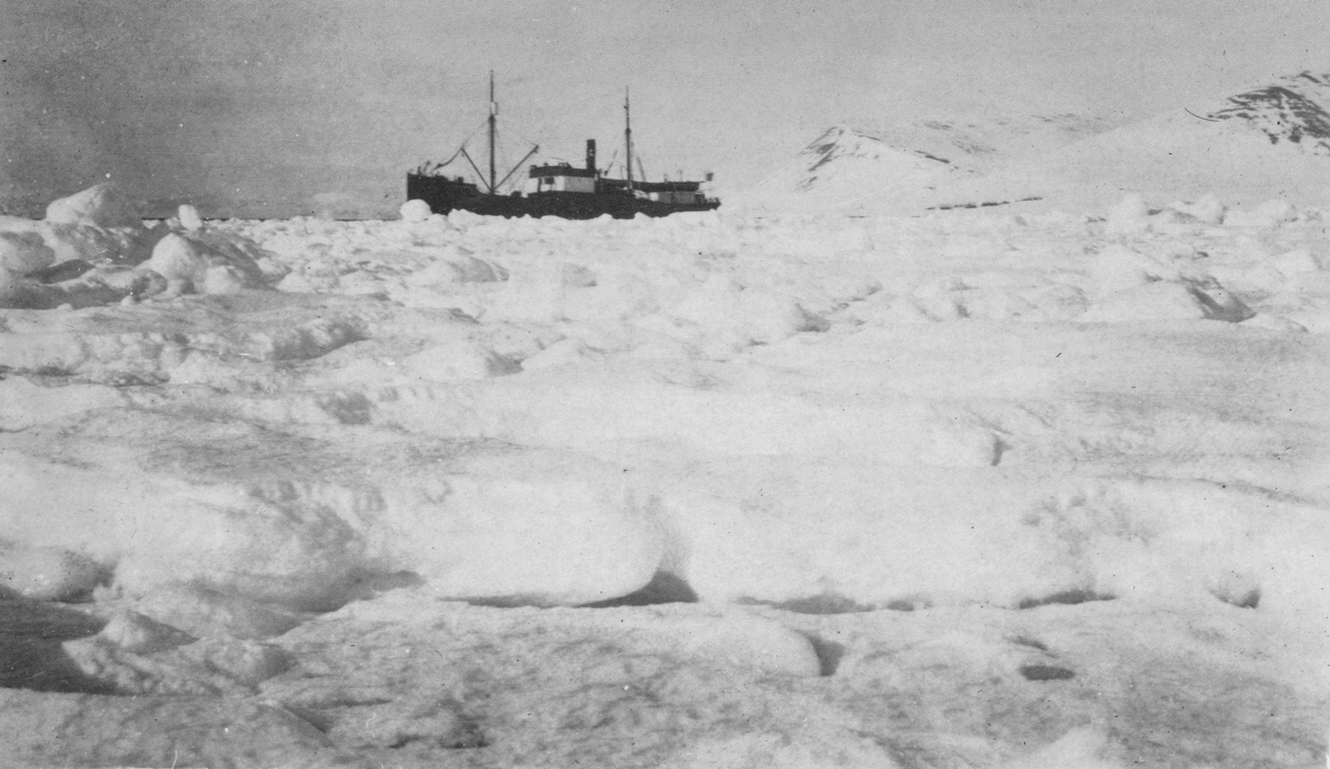 S/S Forsete i Adventfjorden. Bilder etter Albert Edwin Nicholls, født i London 1905, død 1981.Emigrerte til Australia i 1969. Nicholls jobbet som ineniør på Svalbard i 1925-26 for Anglo Russian Grumant Company Ltd (ARG co.Ltd)