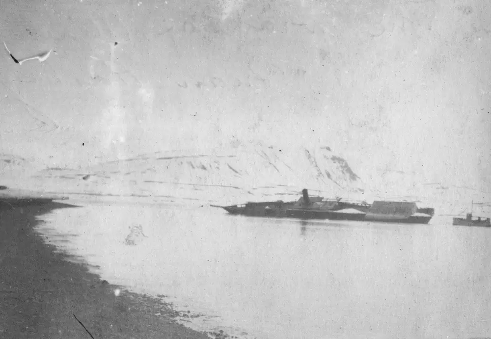 Vraket av briggen Minerva i Grønfjorden. Bilder etter Albert Edwin Nicholls, født i London 1905, død 1981.Emigrerte til Australia i 1969. Nicholls jobbet som ineniør på Svalbard i 1925-26 for Anglo Russian Grumant Company Ltd (ARG co.Ltd)