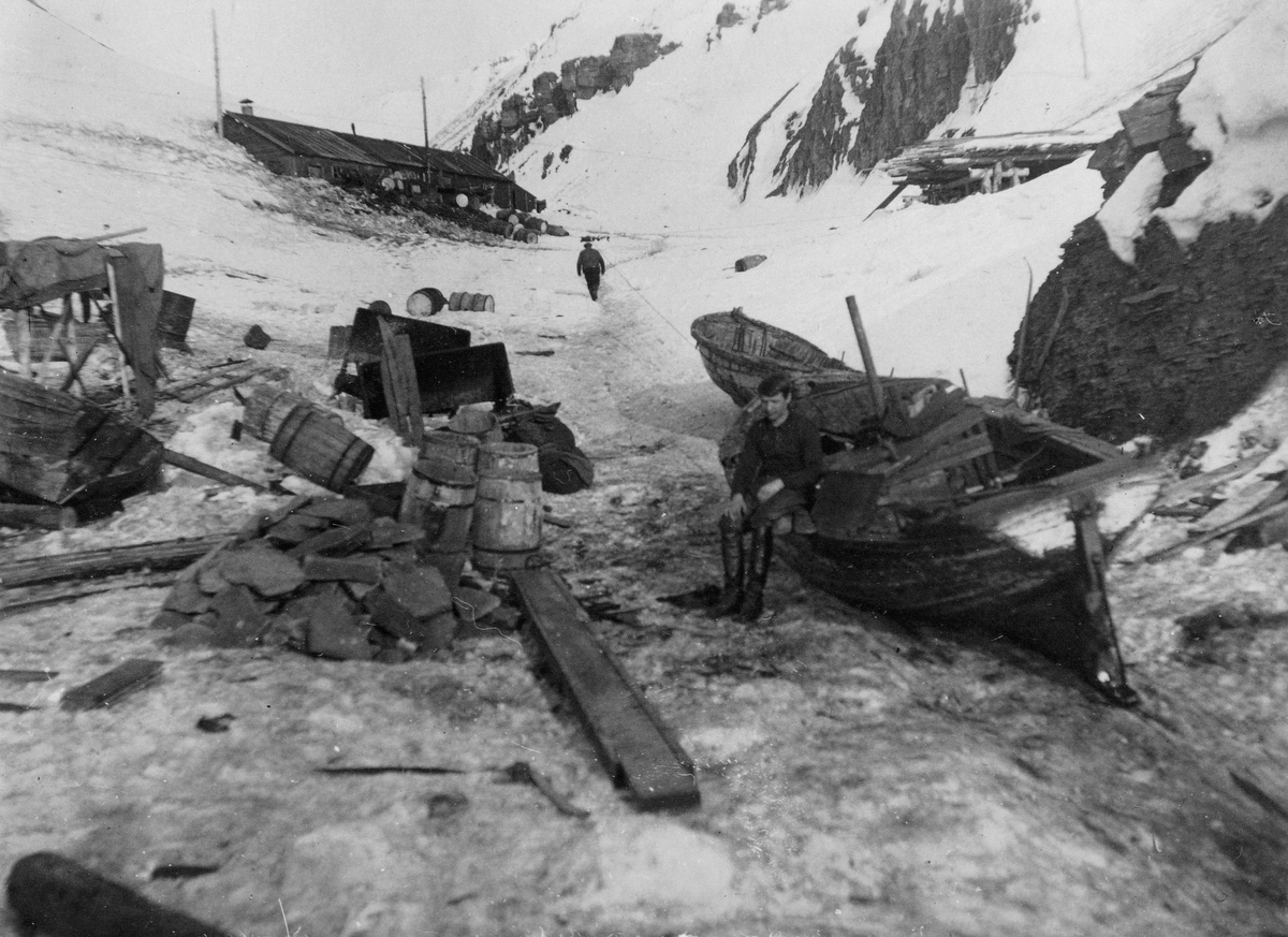 Grumantdalen. Vår 1926. Bilder etter Albert Edwin Nicholls, født i London 1905, død 1981.Emigrerte til Australia i 1969. Nicholls jobbet som ineniør på Svalbard i 1925-26 for Anglo Russian Grumant Company Ltd (ARG co.Ltd)