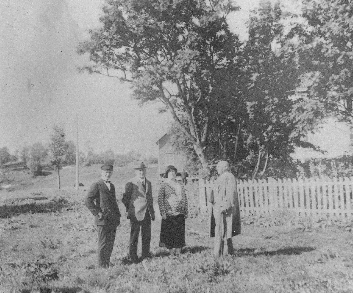 Tromsø 1925. Fire personer. Bilder etter Albert Edwin Nicholls, født i London 1905, død 1981.Emigrerte til Australia i 1969. Nicholls jobbet som ineniør på Svalbard i 1925-26 for Anglo Russian Grumant Company Ltd (ARG co.Ltd)