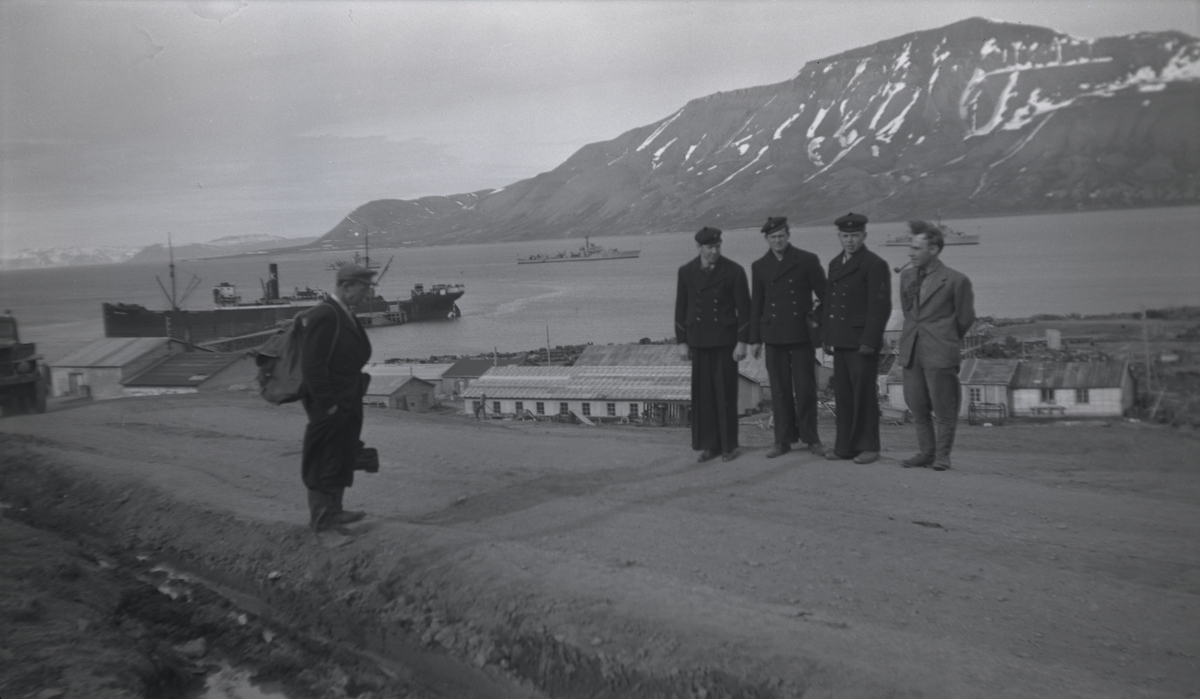 Menn ved kai i Longyearbyen.