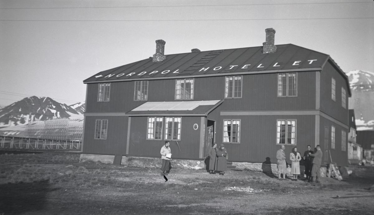 Folk utenfor Polar Hotellet i Ny-Ålesund.