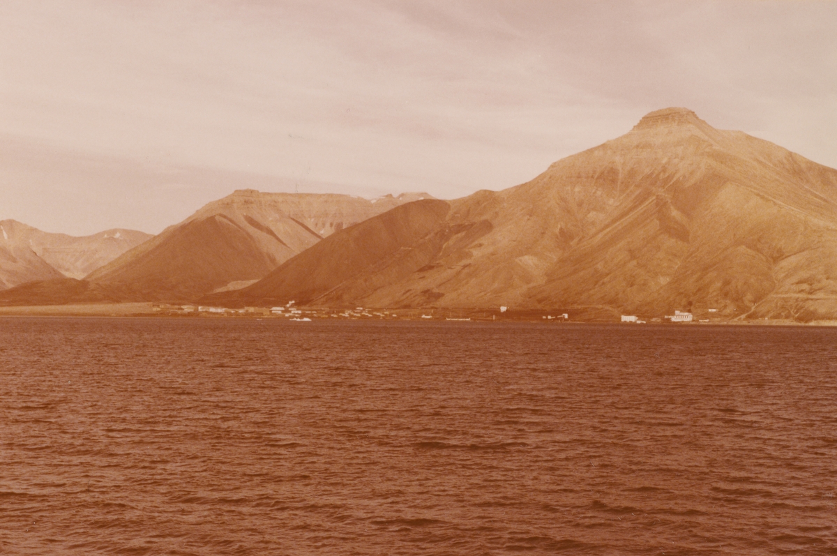 Helikoptertur ved og over Pyramiden. Originalen returnert til giveren.