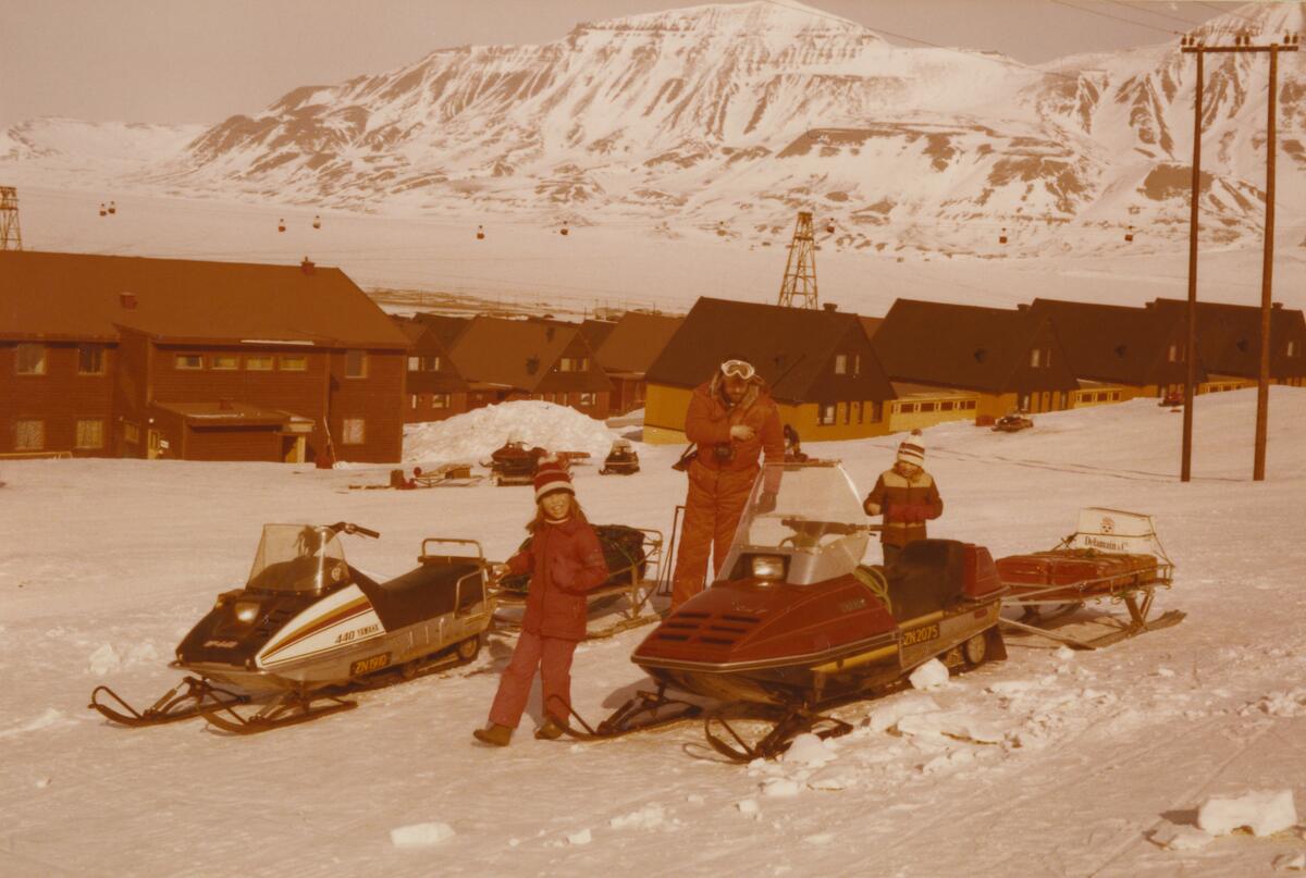 Før skutertur i longyearbyen. A. Ernstsen skrev under bildet: Klargjøring!.  Originalen returnert til giveren.