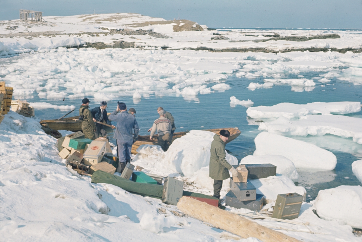 Transport av varer ved havn på Bjørnøya. Originalen returnert til giveren.