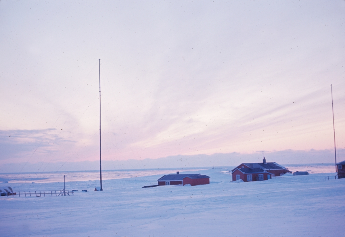 Værstasjon på Bjørnøya. Originalen returnert til giveren.