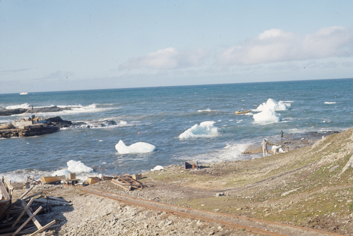 Havn på Bjørnøya. Originalen returnert til giveren.