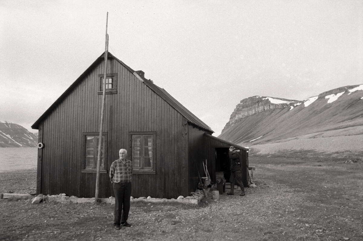 Edvin Nøis foran Fredheim sommeren 1988. Originalen returnert til giveren.