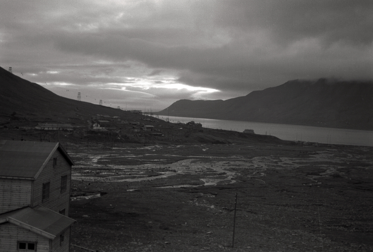 Skjæringa sett fra Haugen sommeren 1951. Kan bla.a. se fjøset, Gamle Sykehus, Ahlmannkåken. Bildet fra en botanisk tur til Svalbard. Turen foregikk Sven-Erik Sandermann Olsen sammen med Carl-Erik Reenberg, begge farmaceuter med passion for botanik.