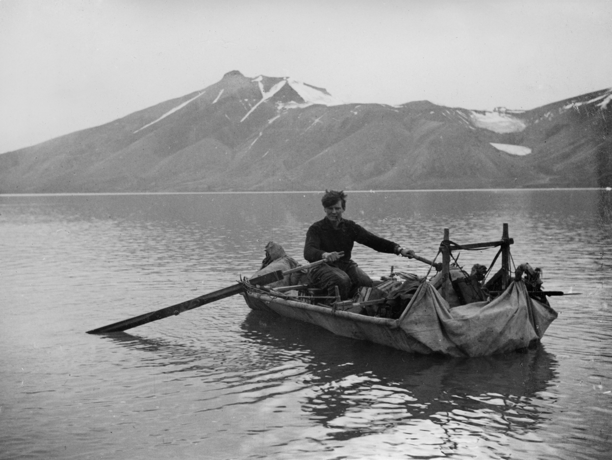 Fotografier tatt av Richard A. hamilton under Oxfordekspedisjonen til Svalbard 1935-36 Fotografier tatt av Richard A. Hamilton under Oxfordekspedisjonen til Svalbard 1935-36 Båt laget av hundeslede og seilduk.