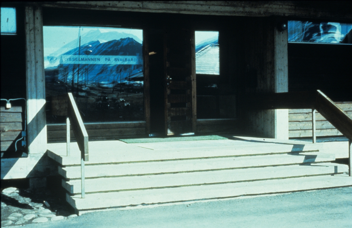 Inngang til Sysselmannens kontor i Longyearbyen.