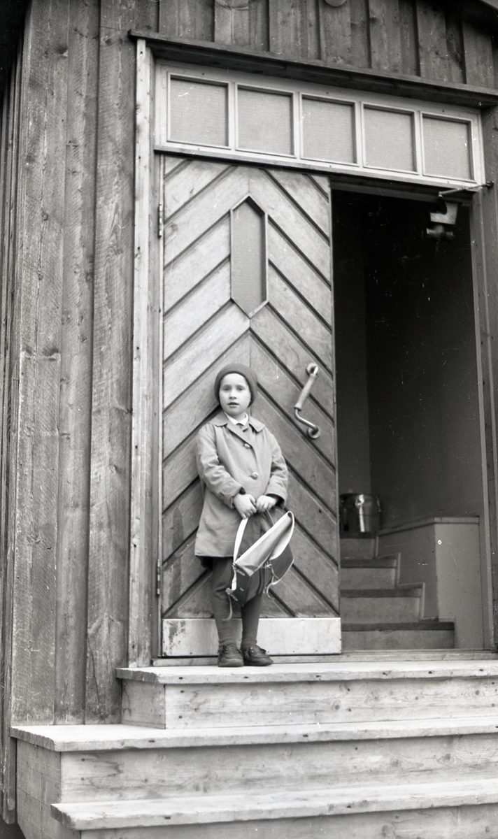 Kari Wendt på skoletrappa på Huset høsten 1960.