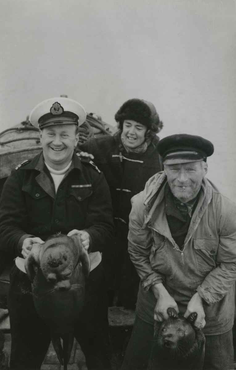 Seljakt. Bildet kommer fra Øystein F. Klingenbergs samling. Han var ingeniør tilkalt til Svalbard til å ordne noe med radar og kullbåtene. Muligens Hilmar Nøis til høyre.