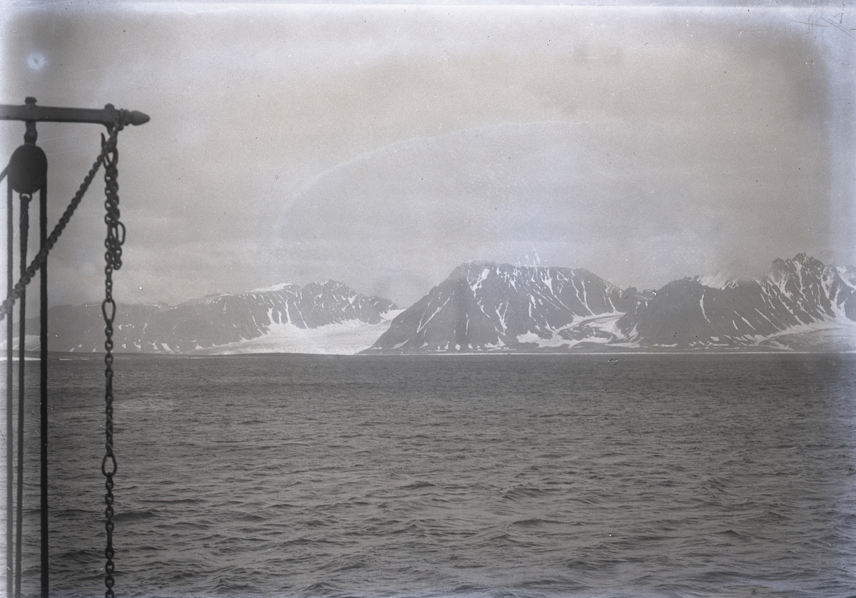 Svalbards landskap sett fra båt. Bildet var i boksen SVB 3003