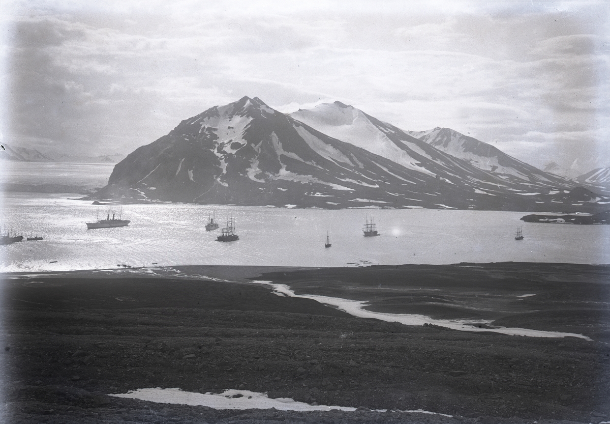 Båtene i fjorden. Bildet var i boksen SVB 3003