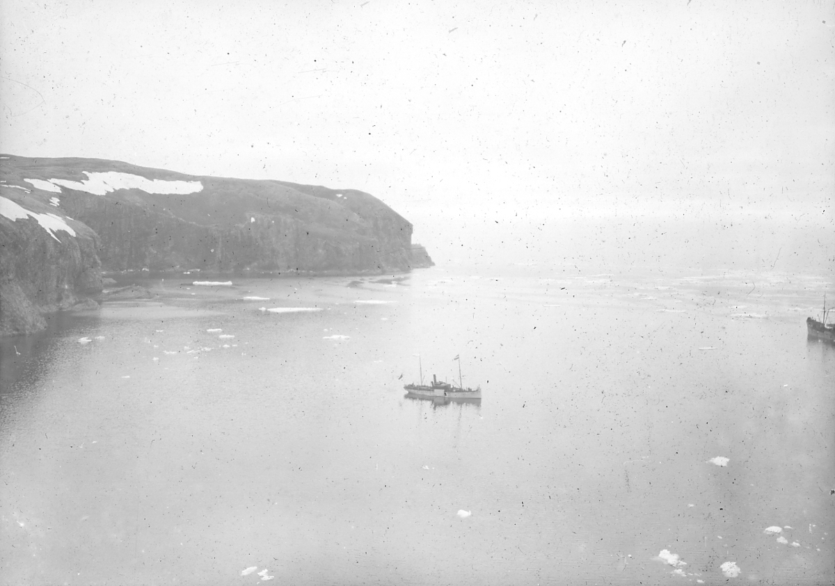 Bildet fra Theodor Lerners ekspedisjon. Han var en tysk journalist og polarfarer. Foretok mange reiser til Svalbard og Bjørnøya i årene fra 1896. Overvintret på Bohemanneset i Isfjorden sammen med Hjalmar Johansen (1907–08). Lerner er særlig kjent for sine anneksjoner av land på Bjørnøya 1898–99. Kjent under tilnavnet Tåkefyrsten. Bildet kommer fra Historisches Museum i Frankfurt am Mein.