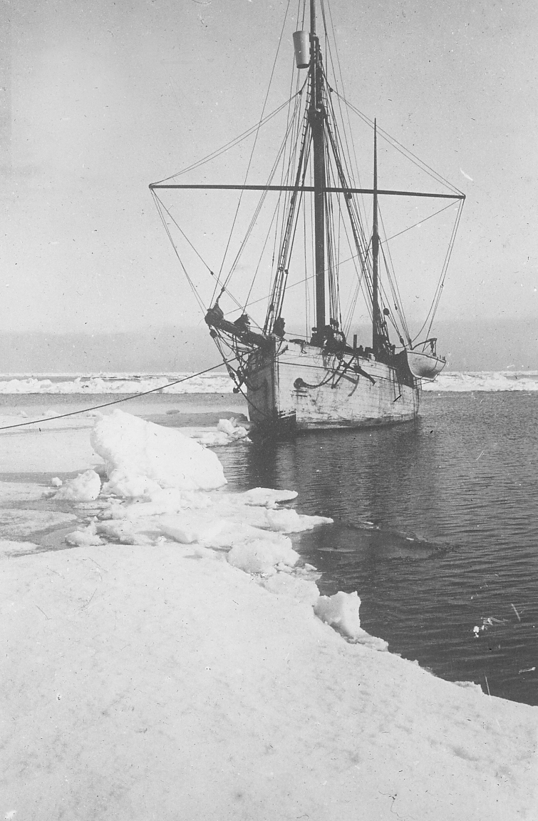 Bildet fra Theodor Lerners ekspedisjon. Han var en tysk journalist og polarfarer. Foretok mange reiser til Svalbard og Bjørnøya i årene fra 1896. Overvintret på Bohemanneset i Isfjorden sammen med Hjalmar Johansen (1907–08). Lerner er særlig kjent for sine anneksjoner av land på Bjørnøya 1898–99. Kjent under tilnavnet Tåkefyrsten. Bildet kommer fra Historisches Museum i Frankfurt am Mein.