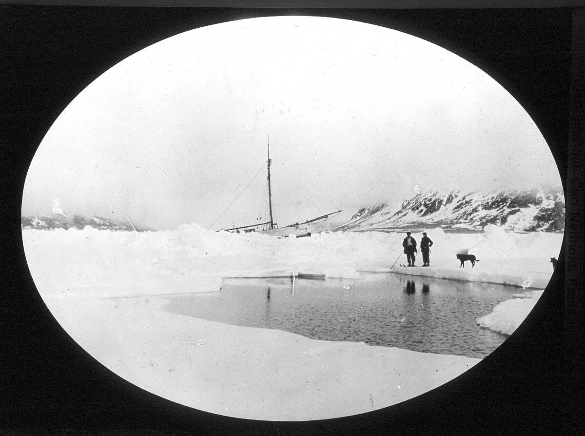 Bildet fra Theodor Lerners ekspedisjon. Han var en tysk journalist og polarfarer. Foretok mange reiser til Svalbard og Bjørnøya i årene fra 1896. Overvintret på Bohemanneset i Isfjorden sammen med Hjalmar Johansen (1907–08). Lerner er særlig kjent for sine anneksjoner av land på Bjørnøya 1898–99. Kjent under tilnavnet Tåkefyrsten. Bildet kommer fra Historisches Museum i Frankfurt am Mein.