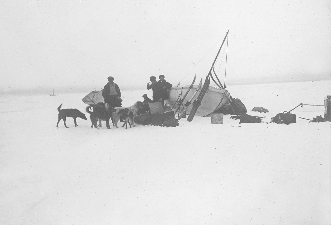 Bildet fra Theodor Lerners ekspedisjon. Han var en tysk journalist og polarfarer. Foretok mange reiser til Svalbard og Bjørnøya i årene fra 1896. Overvintret på Bohemanneset i Isfjorden sammen med Hjalmar Johansen (1907–08). Lerner er særlig kjent for sine anneksjoner av land på Bjørnøya 1898–99. Kjent under tilnavnet Tåkefyrsten. Bildet kommer fra Historisches Museum i Frankfurt am Mein.