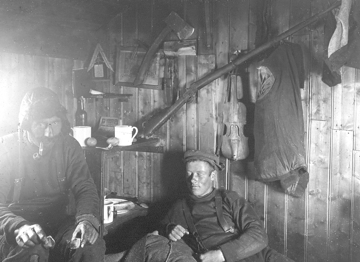 Bildet fra Theodor Lerners ekspedisjon. Han var en tysk journalist og polarfarer. Foretok mange reiser til Svalbard og Bjørnøya i årene fra 1896. Overvintret på Bohemanneset i Isfjorden sammen med Hjalmar Johansen (1907–08). Lerner er særlig kjent for sine anneksjoner av land på Bjørnøya 1898–99. Kjent under tilnavnet Tåkefyrsten. Bildet kommer fra Historisches Museum i Frankfurt am Mein.