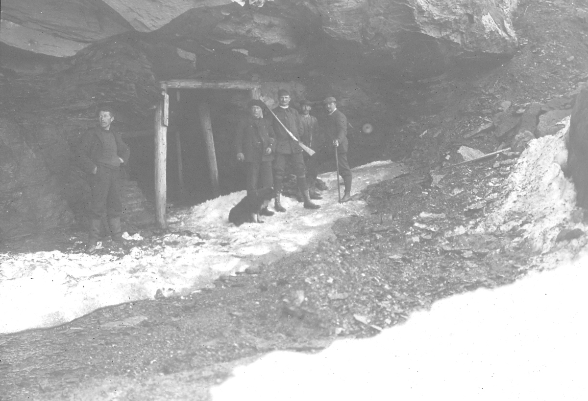 Bildet fra Theodor Lerners ekspedisjon. Han var en tysk journalist og polarfarer. Foretok mange reiser til Svalbard og Bjørnøya i årene fra 1896. Overvintret på Bohemanneset i Isfjorden sammen med Hjalmar Johansen (1907–08). Lerner er særlig kjent for sine anneksjoner av land på Bjørnøya 1898–99. Kjent under tilnavnet Tåkefyrsten. Bildet kommer fra Historisches Museum i Frankfurt am Mein.