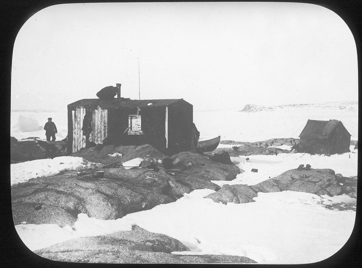 Bildet fra Theodor Lerners ekspedisjon. Han var en tysk journalist og polarfarer. Foretok mange reiser til Svalbard og Bjørnøya i årene fra 1896. Overvintret på Bohemanneset i Isfjorden sammen med Hjalmar Johansen (1907–08). Lerner er særlig kjent for sine anneksjoner av land på Bjørnøya 1898–99. Kjent under tilnavnet Tåkefyrsten. Bildet kommer fra Historisches Museum i Frankfurt am Mein.