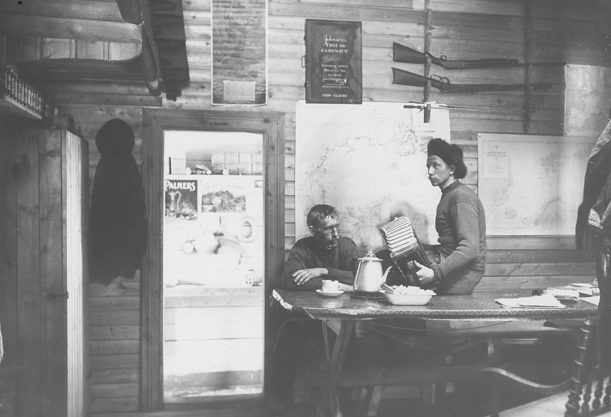 Bildet fra Theodor Lerners ekspedisjon. Han var en tysk journalist og polarfarer. Foretok mange reiser til Svalbard og Bjørnøya i årene fra 1896. Overvintret på Bohemanneset i Isfjorden sammen med Hjalmar Johansen (1907–08). Lerner er særlig kjent for sine anneksjoner av land på Bjørnøya 1898–99. Kjent under tilnavnet Tåkefyrsten. Bildet kommer fra Historisches Museum i Frankfurt am Mein.