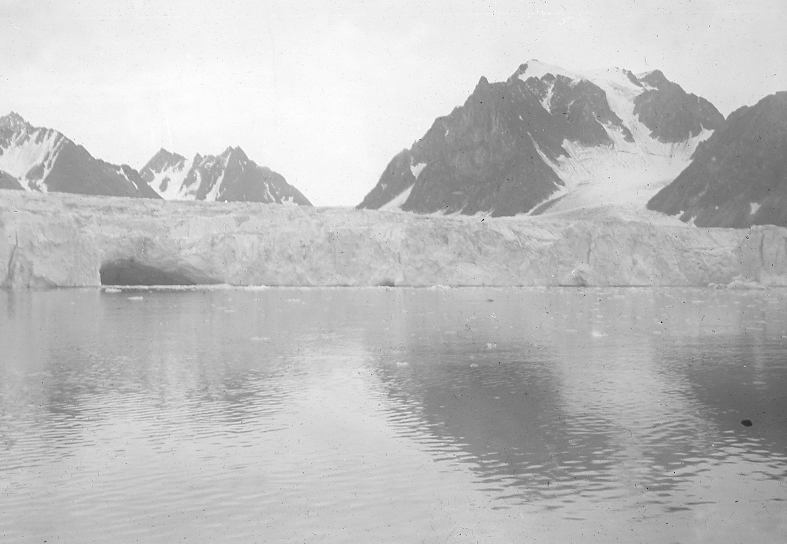 Bildet fra Theodor Lerners ekspedisjon. Han var en tysk journalist og polarfarer. Foretok mange reiser til Svalbard og Bjørnøya i årene fra 1896. Overvintret på Bohemanneset i Isfjorden sammen med Hjalmar Johansen (1907–08). Lerner er særlig kjent for sine anneksjoner av land på Bjørnøya 1898–99. Kjent under tilnavnet Tåkefyrsten. Bildet kommer fra Historisches Museum i Frankfurt am Mein.