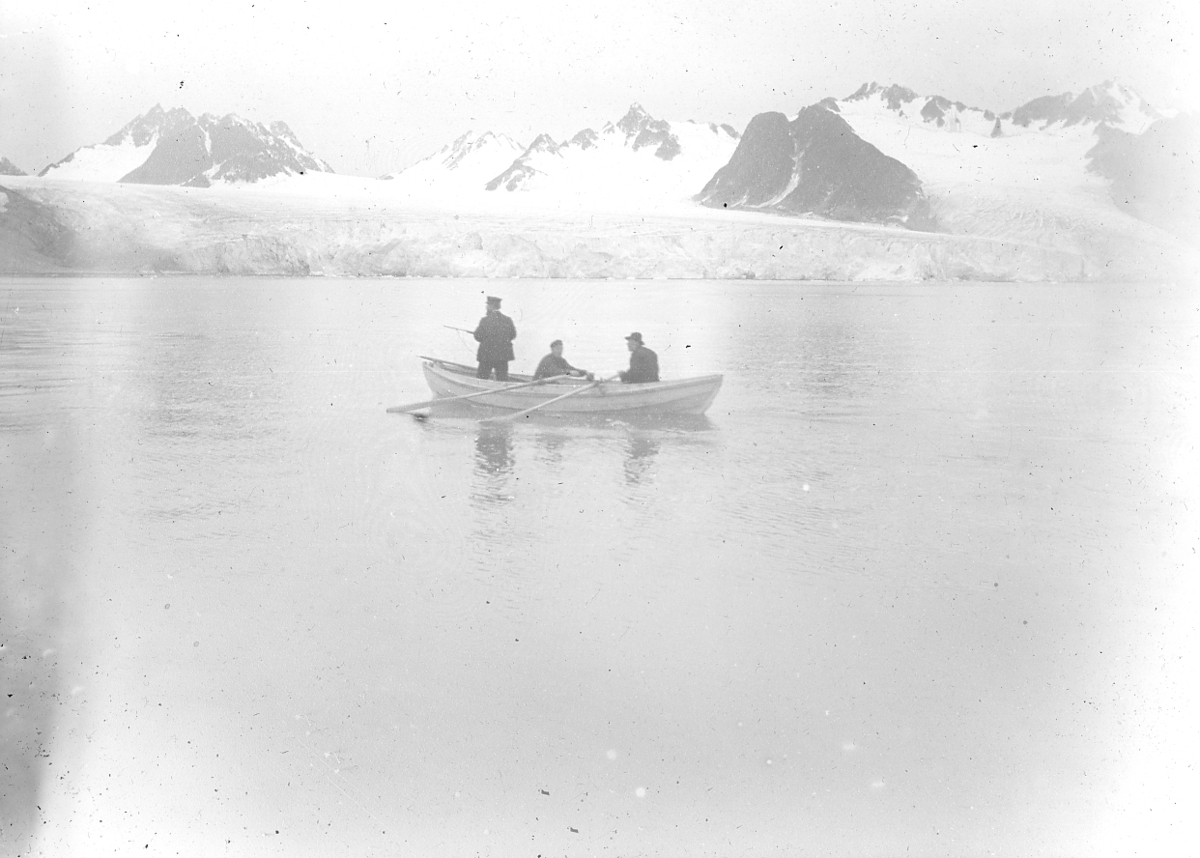 Bildet fra Theodor Lerners ekspedisjon. Han var en tysk journalist og polarfarer. Foretok mange reiser til Svalbard og Bjørnøya i årene fra 1896. Overvintret på Bohemanneset i Isfjorden sammen med Hjalmar Johansen (1907–08). Lerner er særlig kjent for sine anneksjoner av land på Bjørnøya 1898–99. Kjent under tilnavnet Tåkefyrsten. Bildet kommer fra Historisches Museum i Frankfurt am Mein.