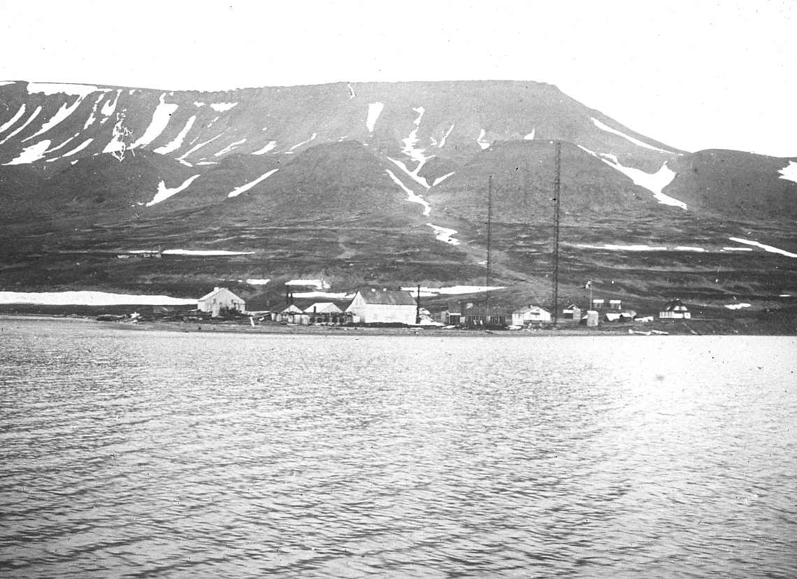 Bildet fra Theodor Lerners ekspedisjon. Han var en tysk journalist og polarfarer. Foretok mange reiser til Svalbard og Bjørnøya i årene fra 1896. Overvintret på Bohemanneset i Isfjorden sammen med Hjalmar Johansen (1907–08). Lerner er særlig kjent for sine anneksjoner av land på Bjørnøya 1898–99. Kjent under tilnavnet Tåkefyrsten. Bildet kommer fra Historisches Museum i Frankfurt am Mein.