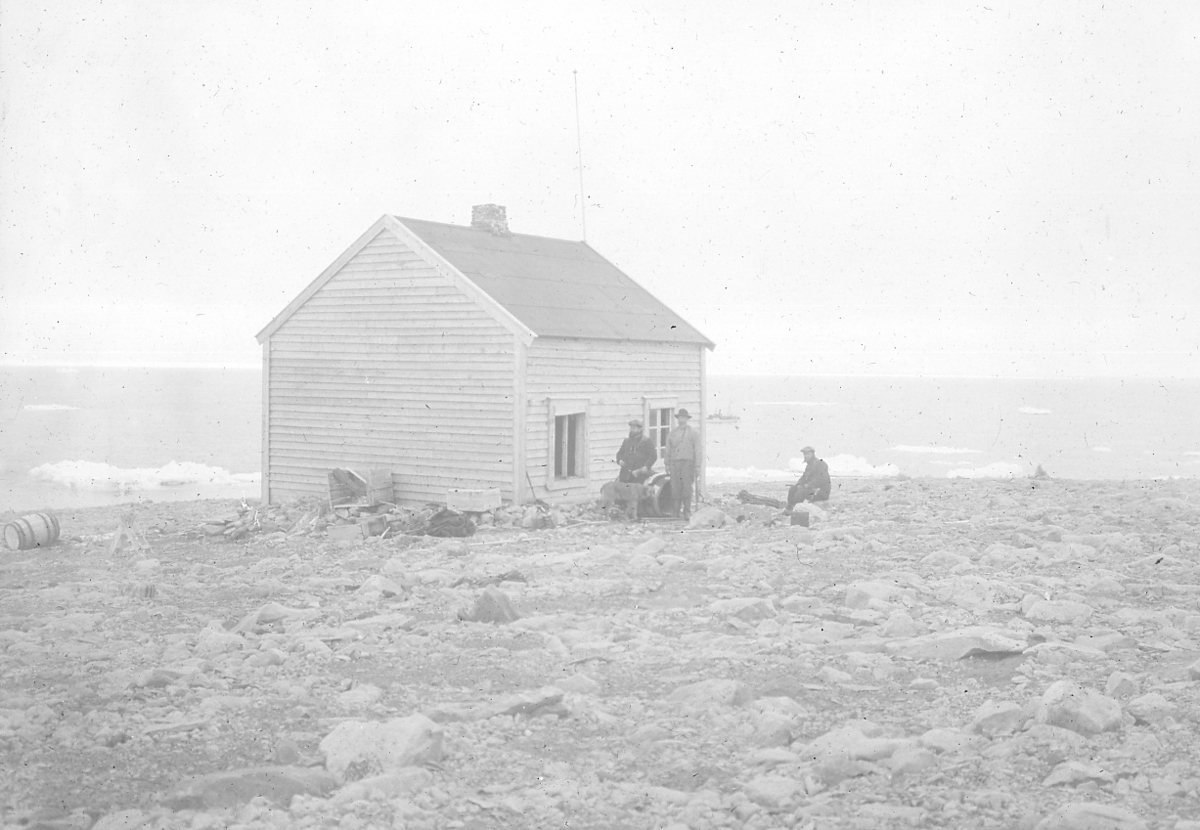 Bildet fra Theodor Lerners ekspedisjon. Han var en tysk journalist og polarfarer. Foretok mange reiser til Svalbard og Bjørnøya i årene fra 1896. Overvintret på Bohemanneset i Isfjorden sammen med Hjalmar Johansen (1907–08). Lerner er særlig kjent for sine anneksjoner av land på Bjørnøya 1898–99. Kjent under tilnavnet Tåkefyrsten. Bildet kommer fra Historisches Museum i Frankfurt am Mein.