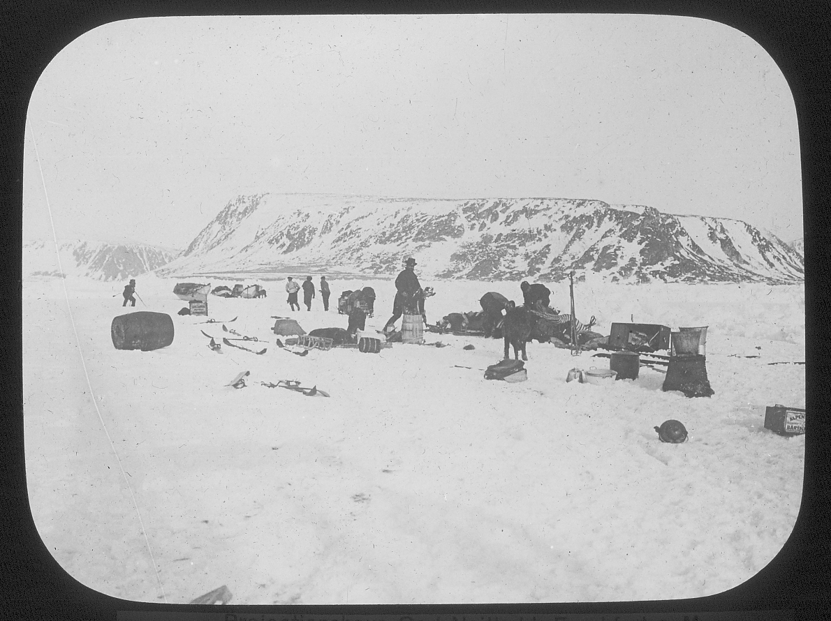 Bildet fra Theodor Lerners ekspedisjon. Han var en tysk journalist og polarfarer. Foretok mange reiser til Svalbard og Bjørnøya i årene fra 1896. Overvintret på Bohemanneset i Isfjorden sammen med Hjalmar Johansen (1907–08). Lerner er særlig kjent for sine anneksjoner av land på Bjørnøya 1898–99. Kjent under tilnavnet Tåkefyrsten. Bildet kommer fra Historisches Museum i Frankfurt am Mein.