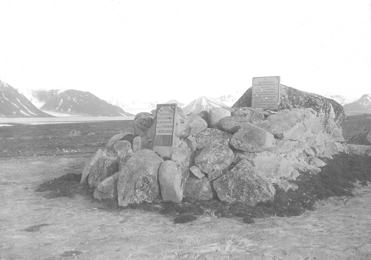 Bildet fra Theodor Lerners ekspedisjon. Han var en tysk journalist og polarfarer. Foretok mange reiser til Svalbard og Bjørnøya i årene fra 1896. Overvintret på Bohemanneset i Isfjorden sammen med Hjalmar Johansen (1907–08). Lerner er særlig kjent for sine anneksjoner av land på Bjørnøya 1898–99. Kjent under tilnavnet Tåkefyrsten. Bildet kommer fra Historisches Museum i Frankfurt am Mein.