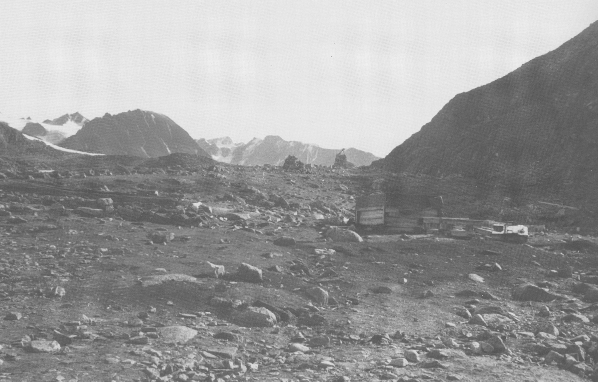 Bildet fra Theodor Lerners ekspedisjon. Han var en tysk journalist og polarfarer. Foretok mange reiser til Svalbard og Bjørnøya i årene fra 1896. Overvintret på Bohemanneset i Isfjorden sammen med Hjalmar Johansen (1907–08). Lerner er særlig kjent for sine anneksjoner av land på Bjørnøya 1898–99. Kjent under tilnavnet Tåkefyrsten. Bildet kommer fra Historisches Museum i Frankfurt am Mein.