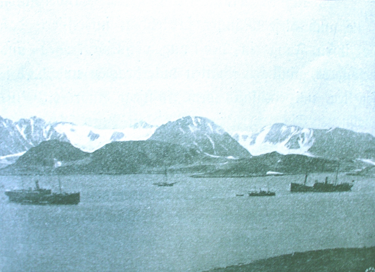 Bildet fra Theodor Lerners ekspedisjon. Han var en tysk journalist og polarfarer. Foretok mange reiser til Svalbard og Bjørnøya i årene fra 1896. Overvintret på Bohemanneset i Isfjorden sammen med Hjalmar Johansen (1907–08). Lerner er særlig kjent for sine anneksjoner av land på Bjørnøya 1898–99. Kjent under tilnavnet Tåkefyrsten. Bildet kommer fra Historisches Museum i Frankfurt am Mein.